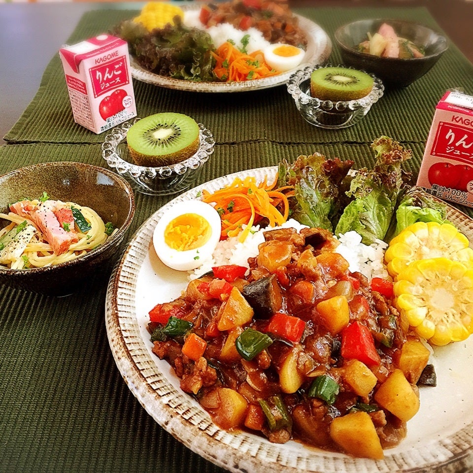 夏野菜たっぷりカレーとズッキーニとベーコンのパスタサラダ